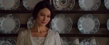 Movie still from “The Water Diviner” (2014), directed by Russell Crowe – A woman standing in front of plates on a shelf; Close Up shot, Over the shoulder angle