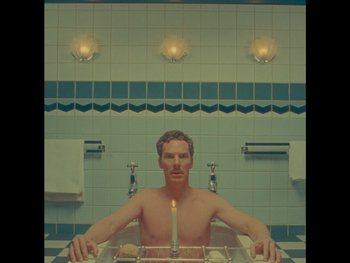 Movie still from “The Wonderful Story of Henry Sugar” (2023), directed by Wes Anderson – A man sitting in a bath tub in a bathroom; Medium shot, Overhead angle
