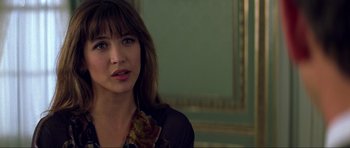 Movie still from “The World Is Not Enough” (1999), directed by Michael Apted – A person wearing a black shirt; Close Up shot, Over the shoulder angle