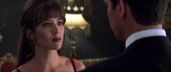 Movie still from “The World Is Not Enough” (1999), directed by Michael Apted – A man and a woman are talking in front of a lamp; Close Up shot, Over the shoulder angle