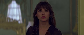 Movie still from “The World Is Not Enough” (1999), directed by Michael Apted – A person wearing a black shirt; Close Up shot, Over the shoulder angle