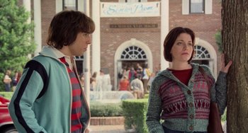 Movie still from “There's Something About Mary” (1998), directed by Bobby Farrelly – A man and a woman standing next to each other; Medium shot, Over the shoulder angle