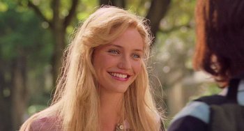 Movie still from “There's Something About Mary” (1998), directed by Bobby Farrelly – A woman with blonde hair smiling for the camera; Close Up shot, Over the shoulder angle