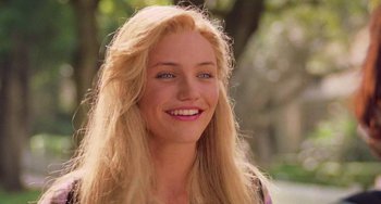Movie still from “There's Something About Mary” (1998), directed by Bobby Farrelly – A woman with blonde hair and blue eyes smiling for the camera; Close Up shot, Over the shoulder angle