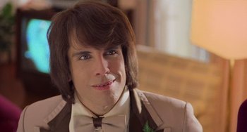 Movie still from “There's Something About Mary” (1998), directed by Bobby Farrelly – A man in a suit and bow tie with a cigarette in his mouth; Close Up shot, Over the shoulder angle