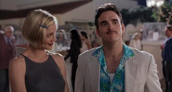 Movie still from “There's Something About Mary” (1998), directed by Bobby Farrelly – A man and a woman standing next to each other; Close Up shot, Low angle