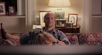 Movie still from “There's Something About Mary” (1998), directed by Bobby Farrelly – A man and a woman sitting on a couch in a living room; Close Up shot, Over the shoulder angle