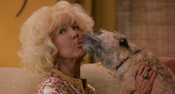 Movie still from “There's Something About Mary” (1998), directed by Bobby Farrelly – A woman and a dog are kissing each other; Close Up shot, Over the shoulder angle