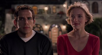 Movie still from “There's Something About Mary” (1998), directed by Bobby Farrelly – A man and a woman standing next to each other in front of a building; Close Up shot, Over the shoulder angle