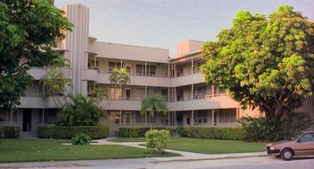 Movie still from “There's Something About Mary” (1998), directed by Bobby Farrelly – A building that has many balconies on it; Extreme Wide shot, Low angle