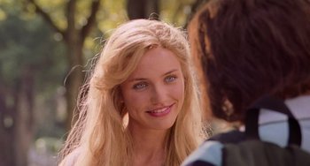 Movie still from “There's Something About Mary” (1998), directed by Bobby Farrelly – A beautiful blonde woman with blue eyes talking to a woman; Close Up shot, Over the shoulder angle