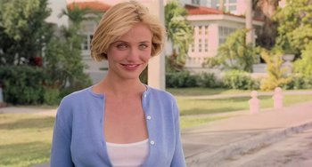 Movie still from “There's Something About Mary” (1998), directed by Bobby Farrelly – Cameron diaz in a blue sweater in front of a house; Close Up shot, Over the shoulder angle