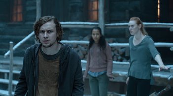 Movie still from “Escape Room” (2019), directed by Adam Robitel – A group of young people standing next to each other; Medium shot, Over the shoulder angle
