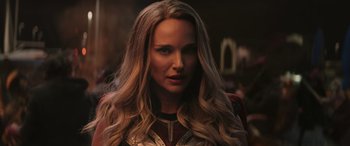 Movie still from “Thor: Love and Thunder” (2022), directed by Taika Waititi – A person with long blonde hair; Close Up shot, Over the shoulder angle