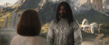 Movie still from “Thor: Love and Thunder” (2022), directed by Taika Waititi – A man with a dreadlocks standing next to a woman; Close Up shot, Over the shoulder angle