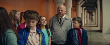 Movie still from “Timmy Failure: Mistakes Were Made” (2020), directed by Tom McCarthy – An older man standing next to two young children; Medium shot, Over the shoulder angle