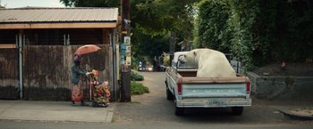 Movie still from “Timmy Failure: Mistakes Were Made” (2020), directed by Tom McCarthy – A white polar bear in the back of a pick - up truck; Wide shot, Low angle