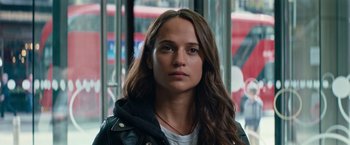 Movie still from “Tomb Raider” (2018), directed by Roar Uthaug – A person with long hair; Close Up shot, Over the shoulder angle