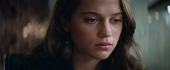 Movie still from “Tomb Raider” (2018), directed by Roar Uthaug – A woman's face looking at the camera; Close Up shot, Over the shoulder angle