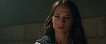 Movie still from “Tomb Raider” (2018), directed by Roar Uthaug – A person with long hair; Close Up shot, Over the shoulder angle