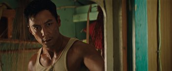 Movie still from “Tomb Raider” (2018), directed by Roar Uthaug – A person in a tank top; Close Up shot, Over the shoulder angle