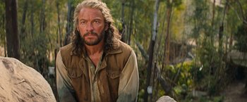 Movie still from “Tomb Raider” (2018), directed by Roar Uthaug – A person with long white hair; Close Up shot, Over the shoulder angle