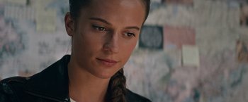 Movie still from “Tomb Raider” (2018), directed by Roar Uthaug – A person with a braid; Close Up shot, Over the shoulder angle