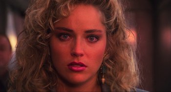 Movie still from “Total Recall” (1990), directed by Paul Verhoeven – A person with blonde hair and blue eyes; Close Up shot, Over the shoulder angle