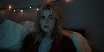 Movie still from “Totally Killer” (2023), directed by Nahnatchka Khan – A woman sitting on a bed in a dark room; Close Up shot, Over the shoulder angle