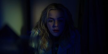 Movie still from “Totally Killer” (2023), directed by Nahnatchka Khan – A woman with long blonde hair is in the dark; Close Up shot, Low angle
