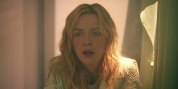 Movie still from “Totally Killer” (2023), directed by Nahnatchka Khan – A person with long blonde hair; Close Up shot, Low angle