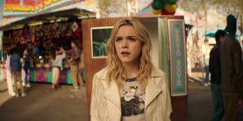 Movie still from “Totally Killer” (2023), directed by Nahnatchka Khan – A woman with blonde hair wearing a white jacket; Medium shot, Over the shoulder angle