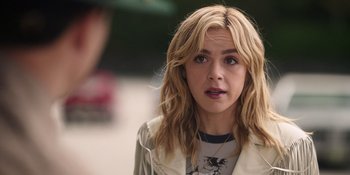 Movie still from “Totally Killer” (2023), directed by Nahnatchka Khan – A person with long blonde hair; Close Up shot, Over the shoulder angle