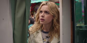 Movie still from “Totally Killer” (2023), directed by Nahnatchka Khan – A woman with long blonde hair standing next to a door; Close Up shot, Over the shoulder angle