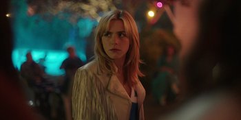 Movie still from “Totally Killer” (2023), directed by Nahnatchka Khan – A woman with long blonde hair standing on a street; Close Up shot, Over the shoulder angle