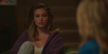 Movie still from “Totally Killer” (2023), directed by Nahnatchka Khan – A beautiful young woman sitting in front of a mirror; Close Up shot, Over the shoulder angle