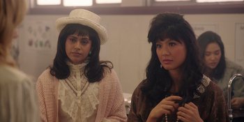 Movie still from “Totally Killer” (2023), directed by Nahnatchka Khan – Two young women sitting next to each other in a room; Close Up shot, Over the shoulder angle