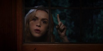 Movie still from “Totally Killer” (2023), directed by Nahnatchka Khan – A girl is looking out of a window at night; Close Up shot, Over the shoulder angle