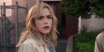 Movie still from “Totally Killer” (2023), directed by Nahnatchka Khan – A person with long blonde hair; Close Up shot, Over the shoulder angle