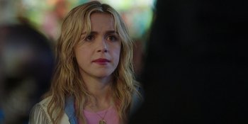 Movie still from “Totally Killer” (2023), directed by Nahnatchka Khan – A person with long blonde hair; Close Up shot, Over the shoulder angle