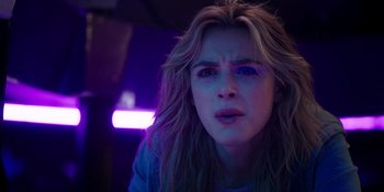 Movie still from “Totally Killer” (2023), directed by Nahnatchka Khan – A person with long blonde hair; Close Up shot, Over the shoulder angle