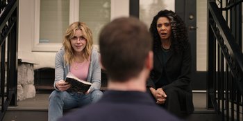 Movie still from “Totally Killer” (2023), directed by Nahnatchka Khan – Two women and a man are sitting in a circle; Medium shot, Over the shoulder angle