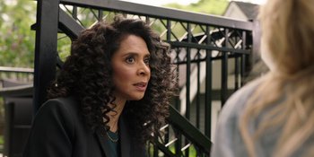 Movie still from “Totally Killer” (2023), directed by Nahnatchka Khan – A person with long hair; Close Up shot, Over the shoulder angle