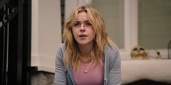 Movie still from “Totally Killer” (2023), directed by Nahnatchka Khan – A young woman with a bruised eye sitting on a bench; Close Up shot, Over the shoulder angle