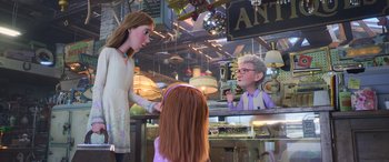 Movie still from “Toy Story 4” (2019), directed by Josh Cooley – A woman and a girl in front of a man in front of a store window; Medium shot, Over the shoulder angle