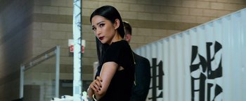 Movie still from “Transformers: Age of Extinction” (2014), directed by Michael Bay – A woman in a black dress posing for a picture; Close Up shot, Over the shoulder angle