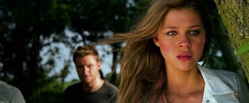 Movie still from “Transformers: Age of Extinction” (2014), directed by Michael Bay – A woman with long brown hair is standing next to a man; Close Up shot, Over the shoulder angle