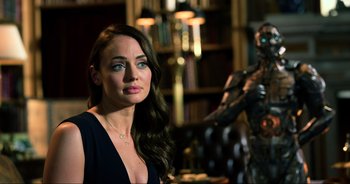 Movie still from “Transformers: The Last Knight” (2017), directed by Michael Bay – A beautiful woman standing in front of a robot; Close Up shot, Over the shoulder angle