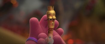 Movie still from “Trolls World Tour” (2020), directed by Walt Dohrn – A pink stuffed animal with a gold face; Extreme Close Up shot, High angle