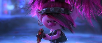 Movie still from “Trolls World Tour” (2020), directed by Walt Dohrn – A pink haired troll holding a knife in her hand; Close Up shot, High angle
